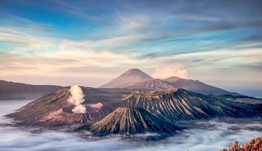Golden sunrise, jeep adventure, dan foto di pasir berbisik