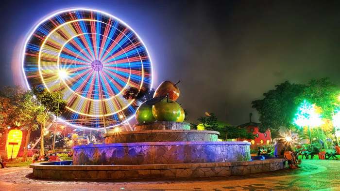 Paket wisata keluarga ke kota Batu dan Malang yang meliputi destinasi seperti Museum Angkut, Jatim Park 2 (Batu Secret Zoo), Taman Langit Gunung Banyak, dan petik apel langsung di kebun