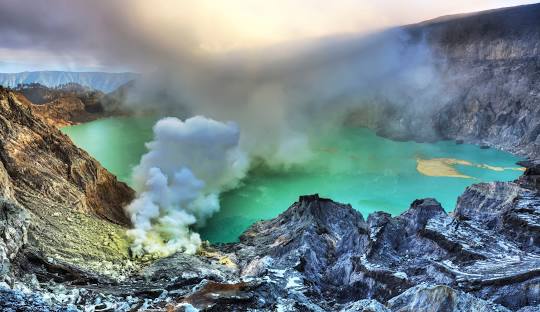 Blue fire, danau kawah hijau toska, dan aktivitas penambang belerang
