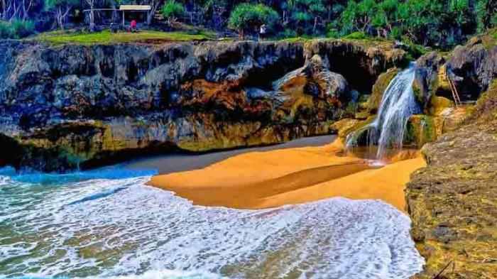 Eksplorasi keindahan pantai-pantai Pacitan seperti Pantai Klayar, Pantai Banyu Tibo, hingga wisata Goa Gong yang terkenal dengan stalaktit dan stalagmit menakjubkan